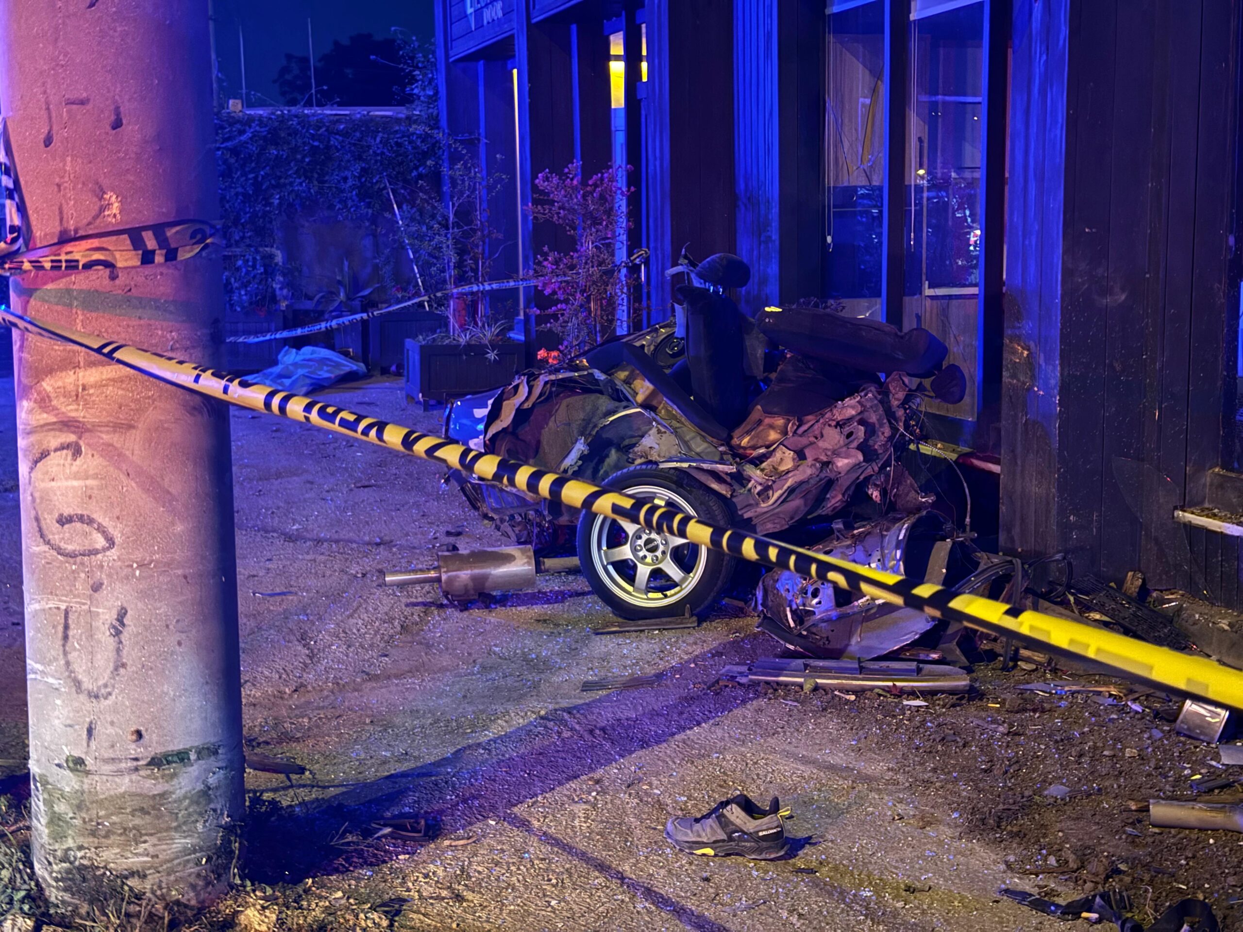 Kocaeli’de otomobil yayaya ve elektrik direğine çarptı, 1 kişi öldü, 1 kişi yaralandı