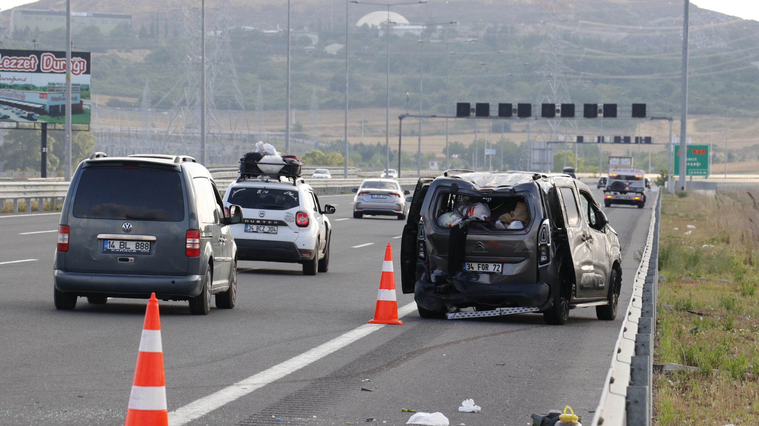 Kuzey Marmara Otoyolu’nda iki aracın çarpıştığı kazada 7 kişi yaralandı