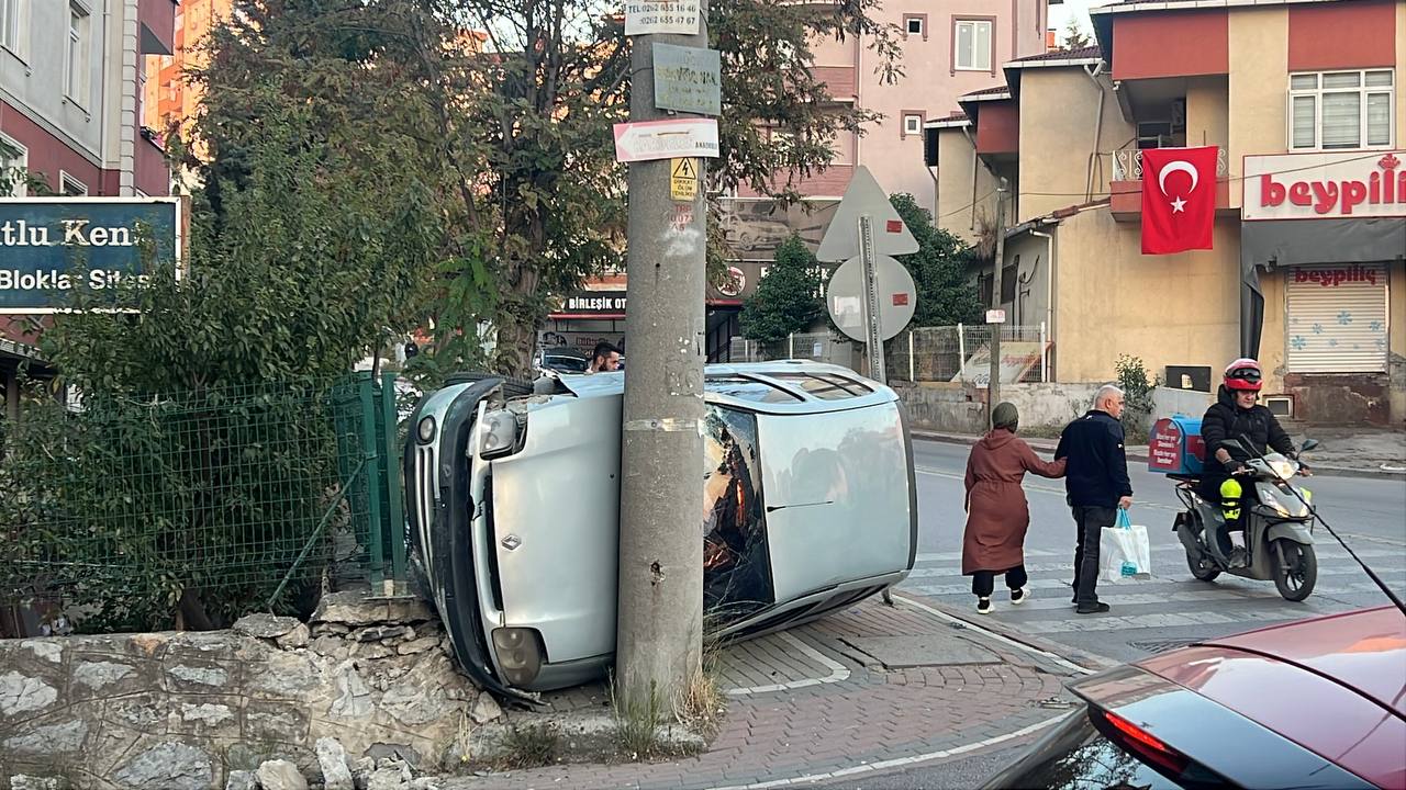 Kocaeli’de elektrik direğine çarpan otomobildeki 1 kişi yaralandı