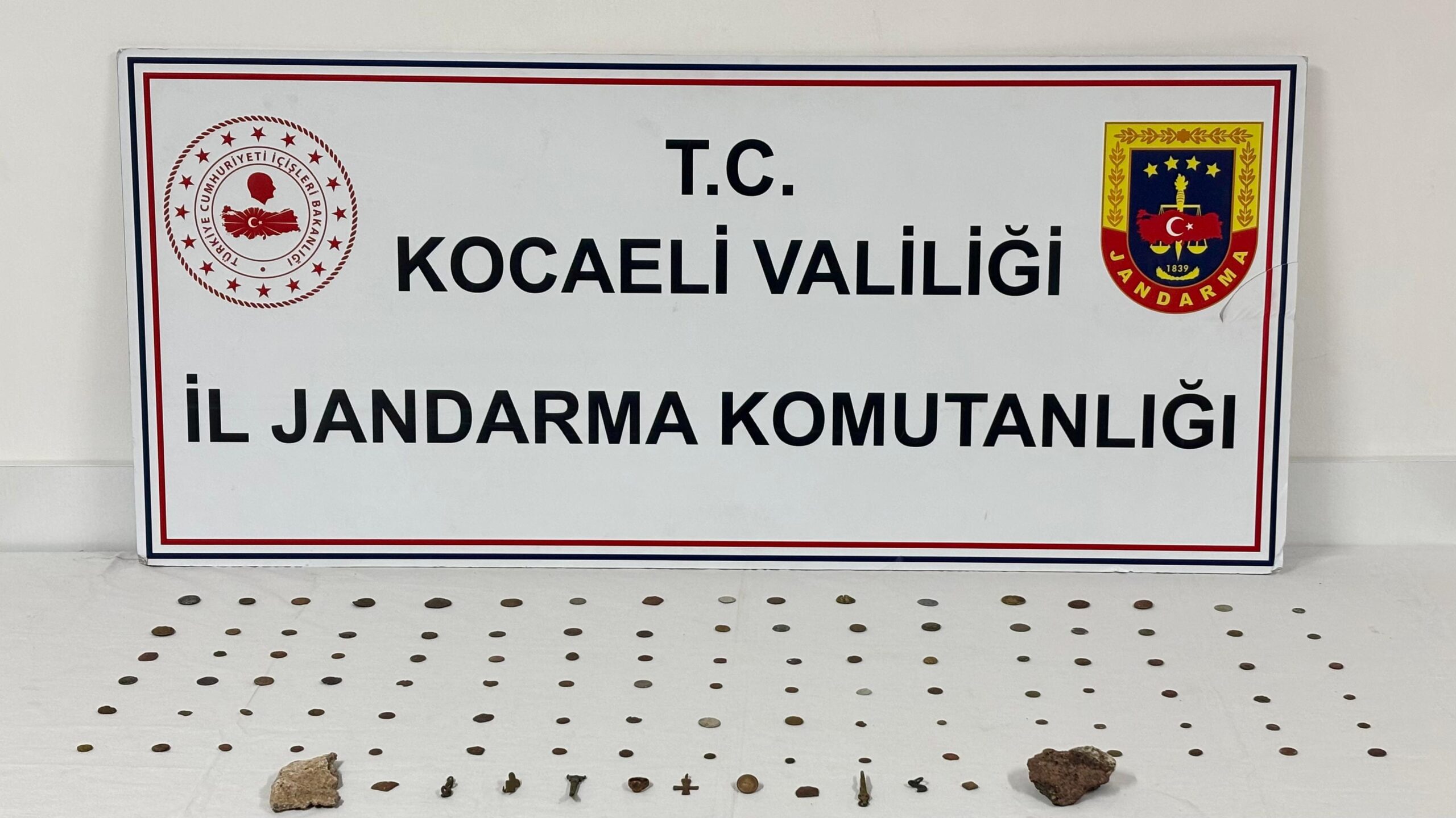 Kocaeli’de tarihi eser operasyonunda 100 sikke ve 15 obje ele geçirildi