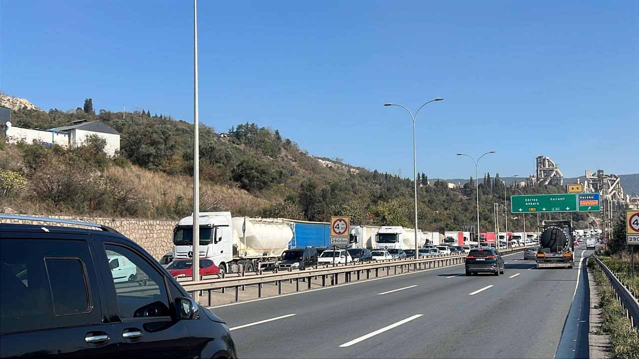 Anadolu Otoyolu’nun Kocaeli kesiminde zincirleme trafik kazasında 4 kişi yaralandı