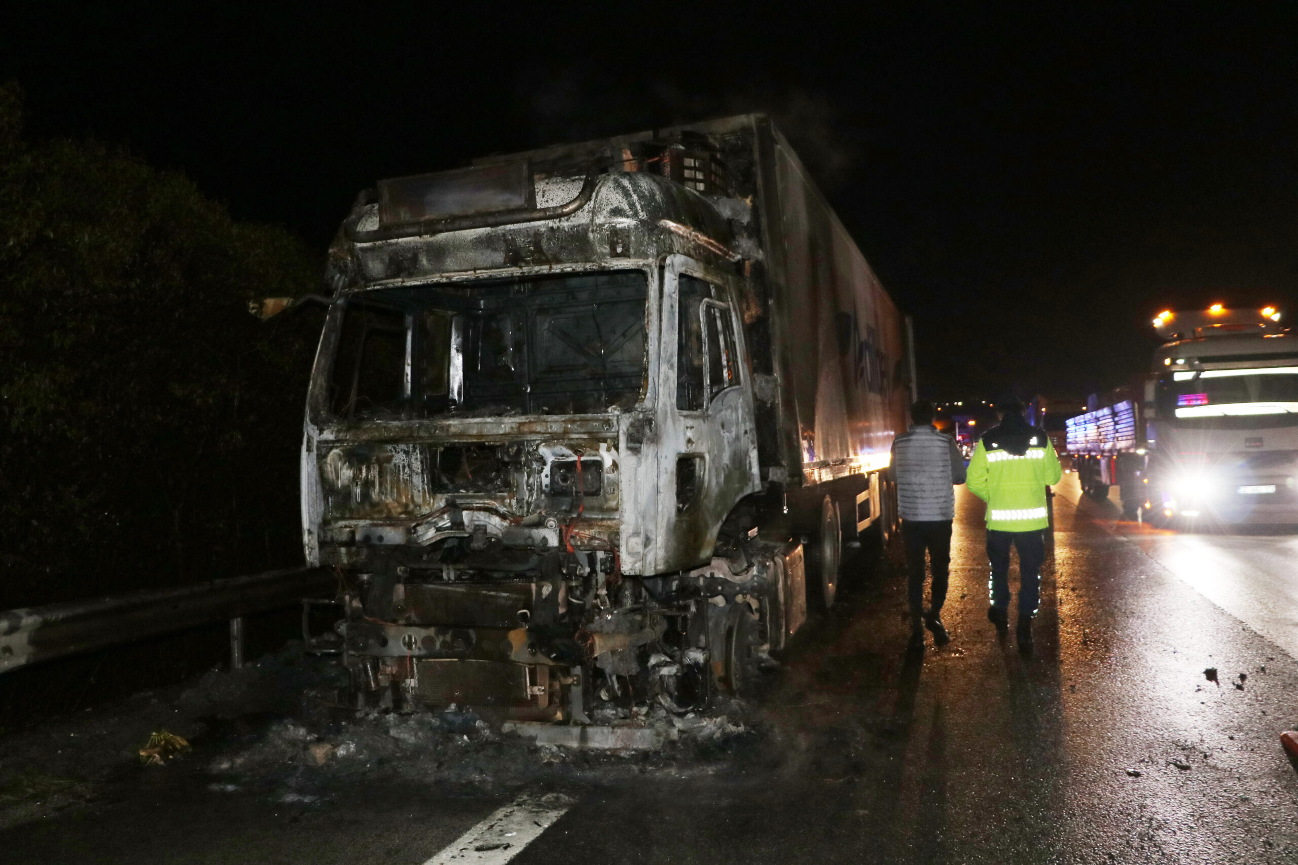 Anadolu Otoyolu’nun Kocaeli kesiminde muz yüklü tır yandı