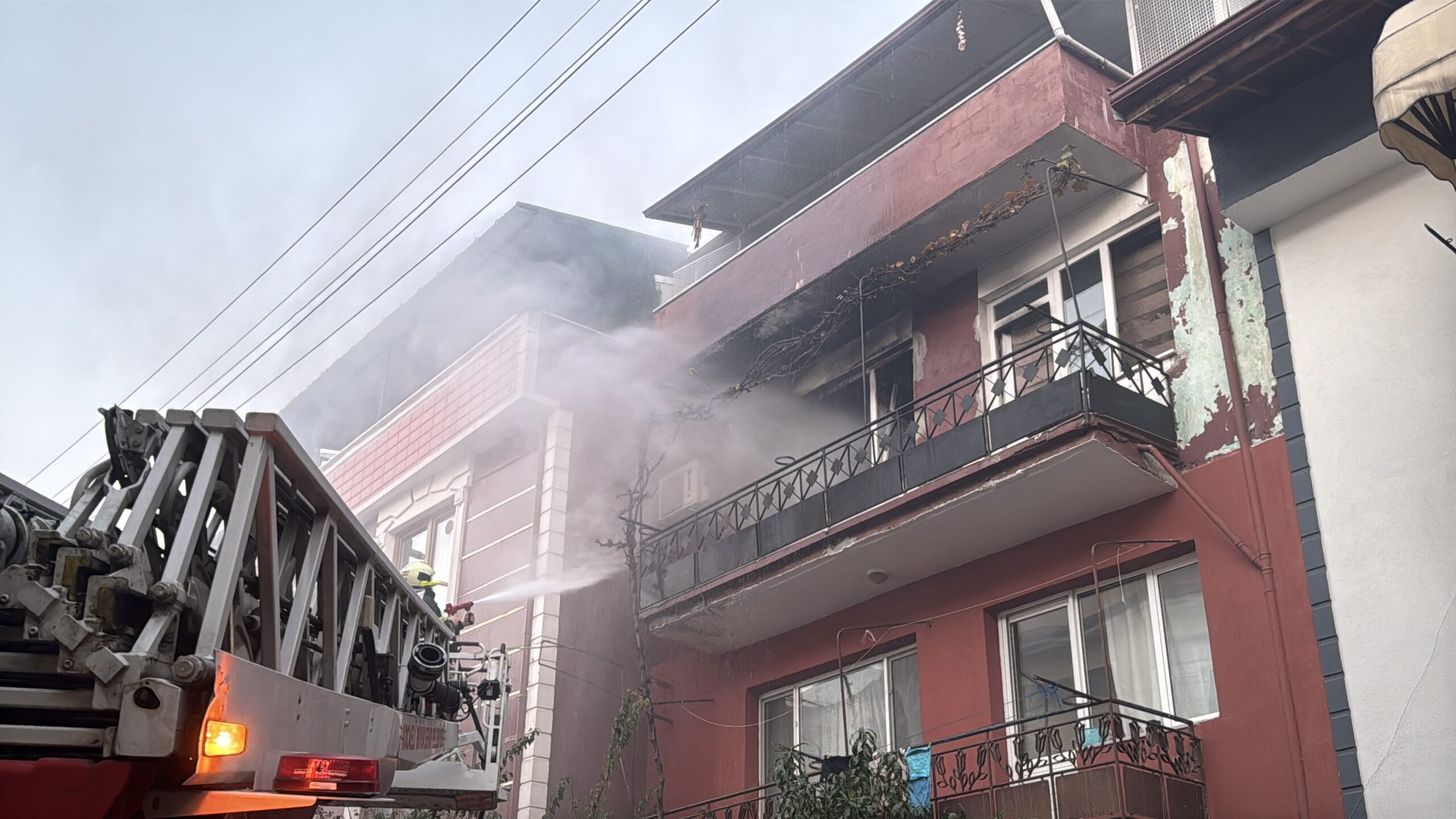 Kocaeli’de yangın çıkan ev kullanılamaz hale geldi