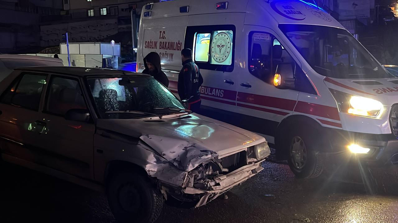 Kocaeli’de pikapla çarpışan otomobildeki kişi yaralandı