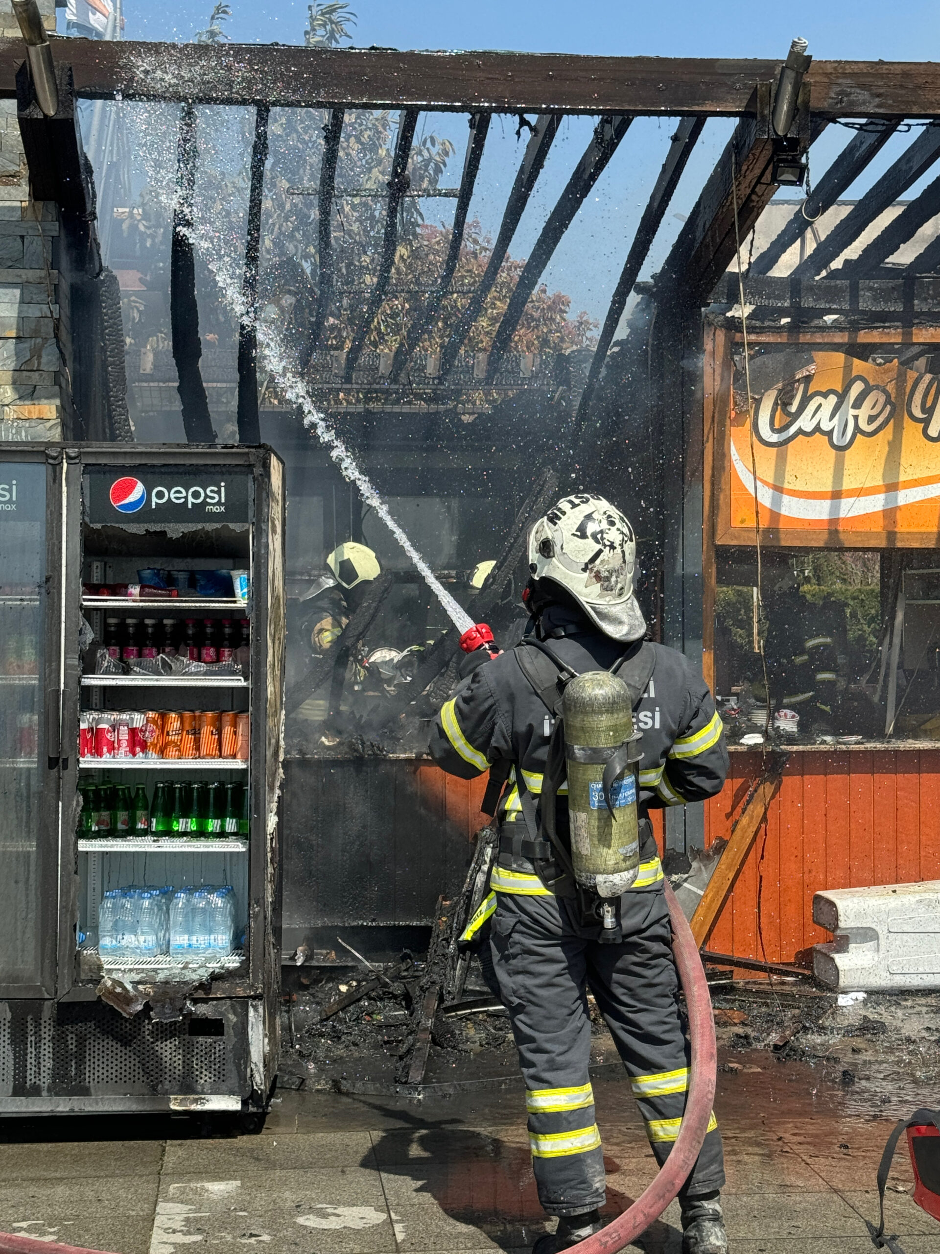 Kocaeli’de kafeteryada çıkan yangında 2 kişi dumandan etkilendi
