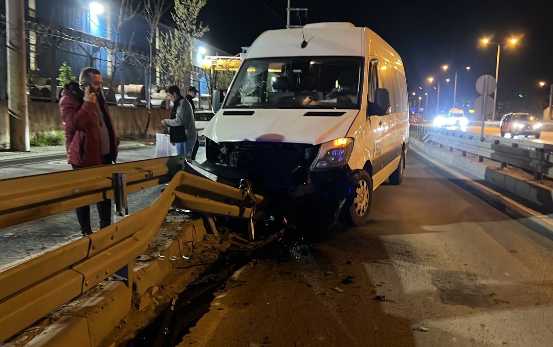 Kocaeli’de bariyere çarpan işçi servisindeki 5 kişi yaralandı