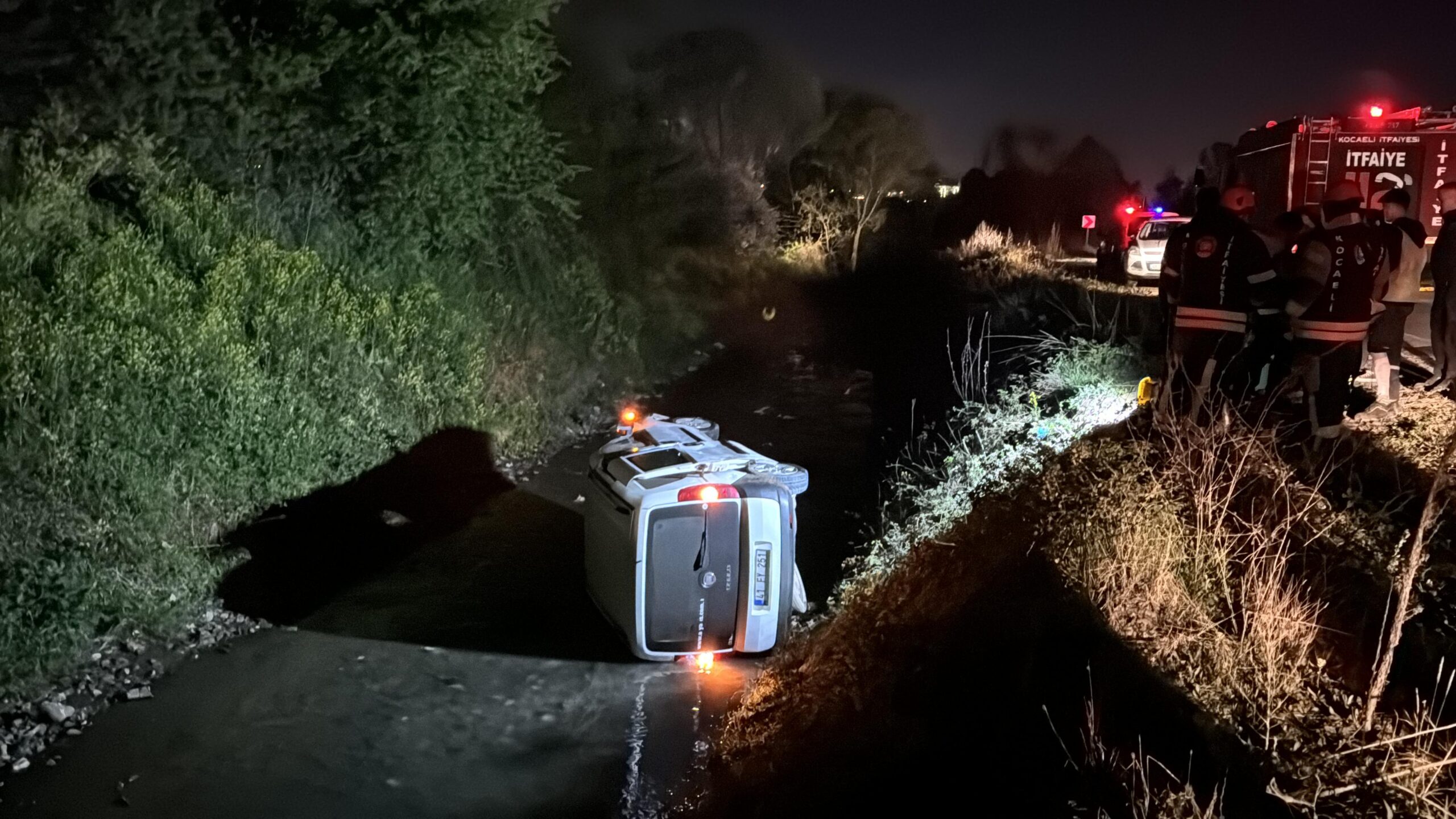 Kocaeli’de su kanalına devrilen hafif ticari aracın sürücüsü yaralandı
