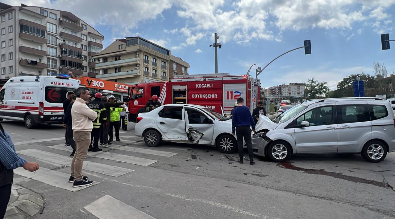 Kocaeli’de hafif ticari araçla çarpışan otomobildeki kadın yaralandı