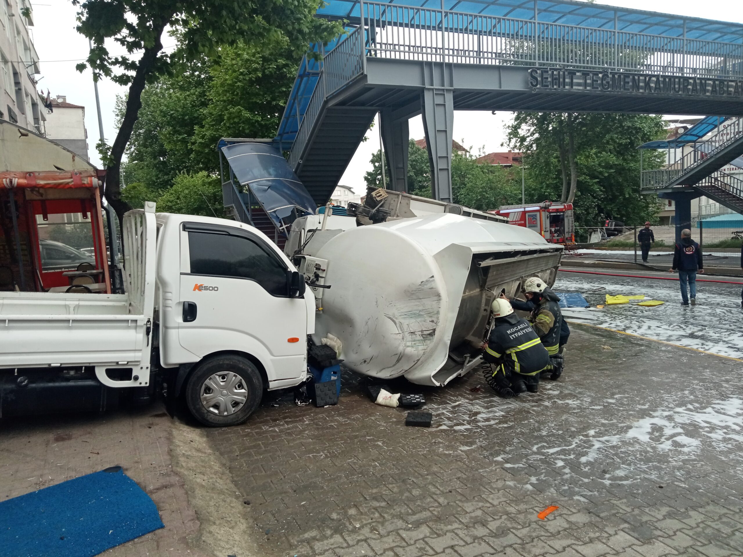 Kocaeli’de kamyonetle cipin karıştığı kazada 2 kişi yaralandı