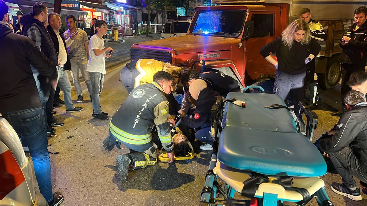 Kocaeli’de iki motosiklet ile kamyonetin karıştığı kazada 4 kişi yaralandı