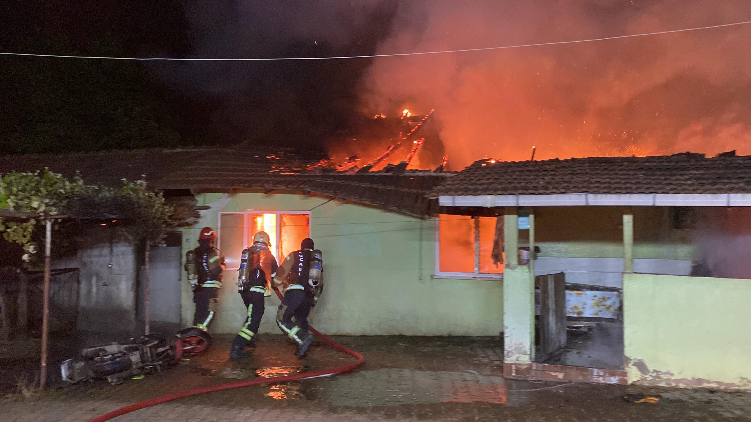 Kocaeli’de evinde yangın çıkartan alkollü kişi gözaltına alındı