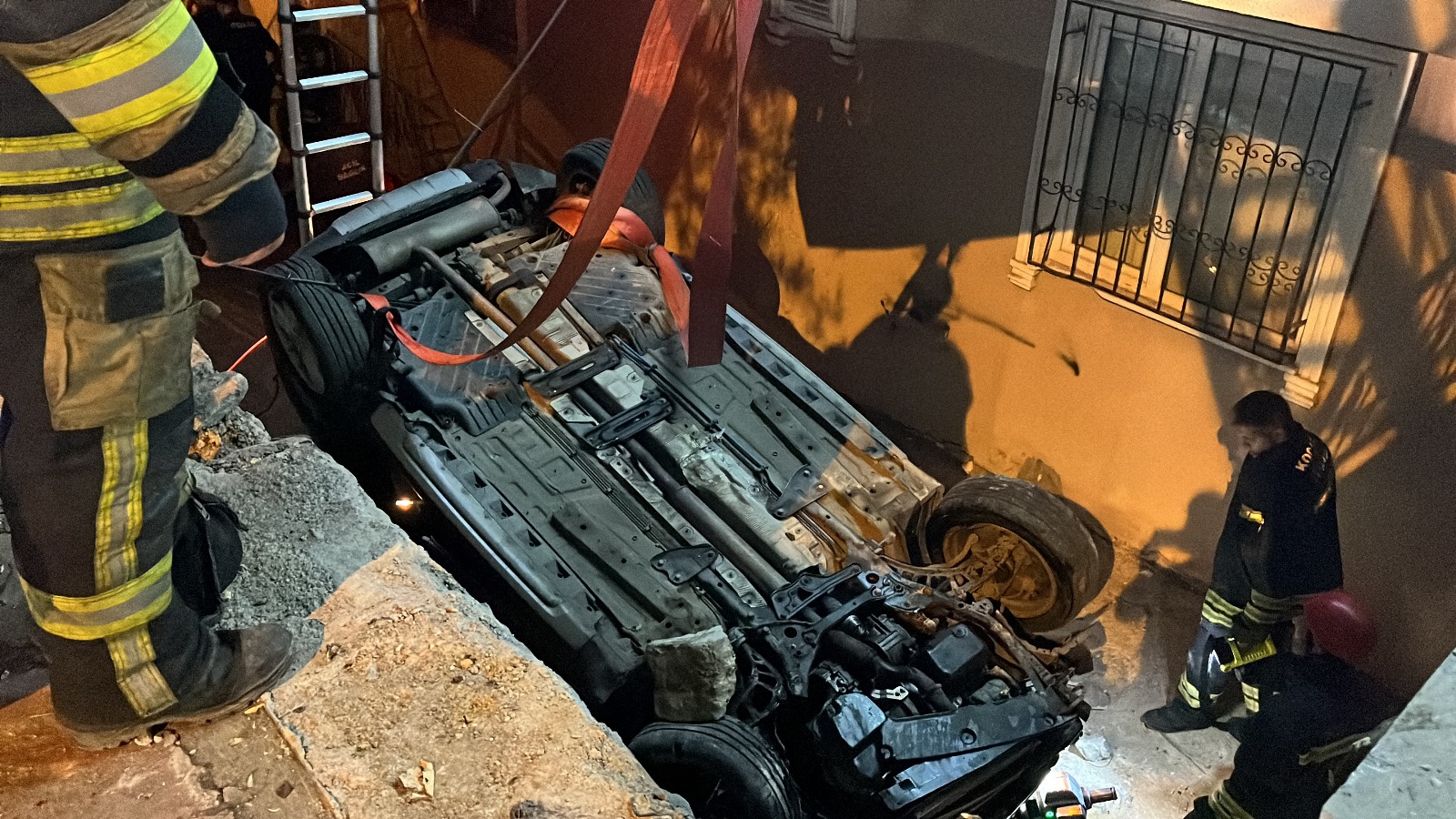 Kocaeli’de evin bahçesine devrilen otomobildeki 2 kardeş yaralandı