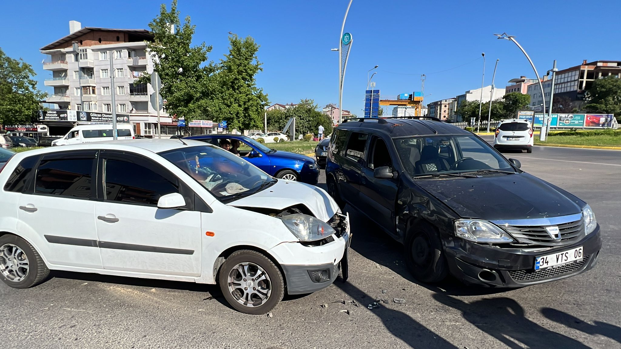 Kocaeli’de iki otomobilin çarpıştığı kazada 2 kişi yaralandı