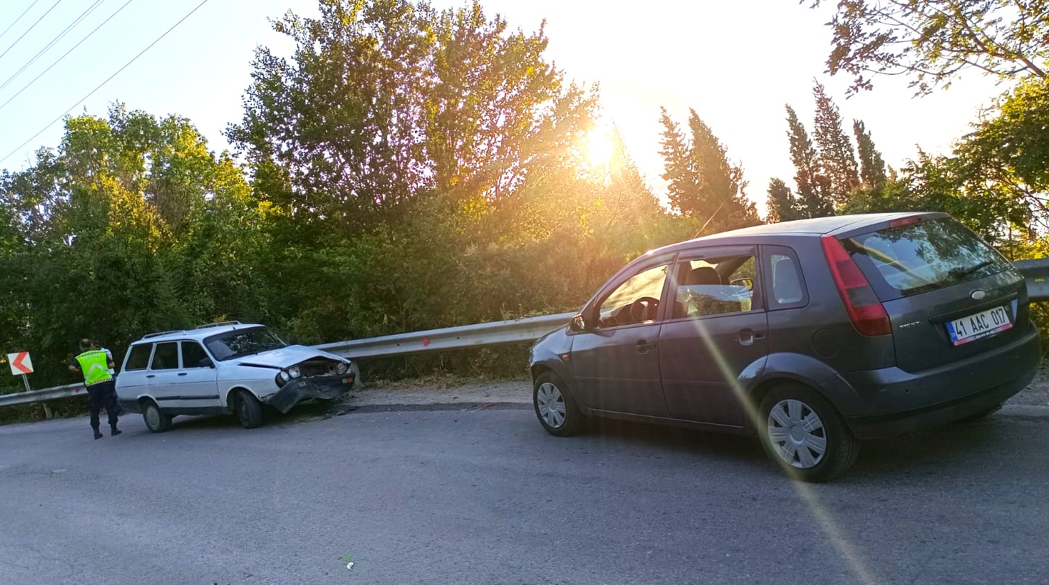 Kocaeli’de iki otomobilin çarpıştığı kazada 1 çocuk yaralandı