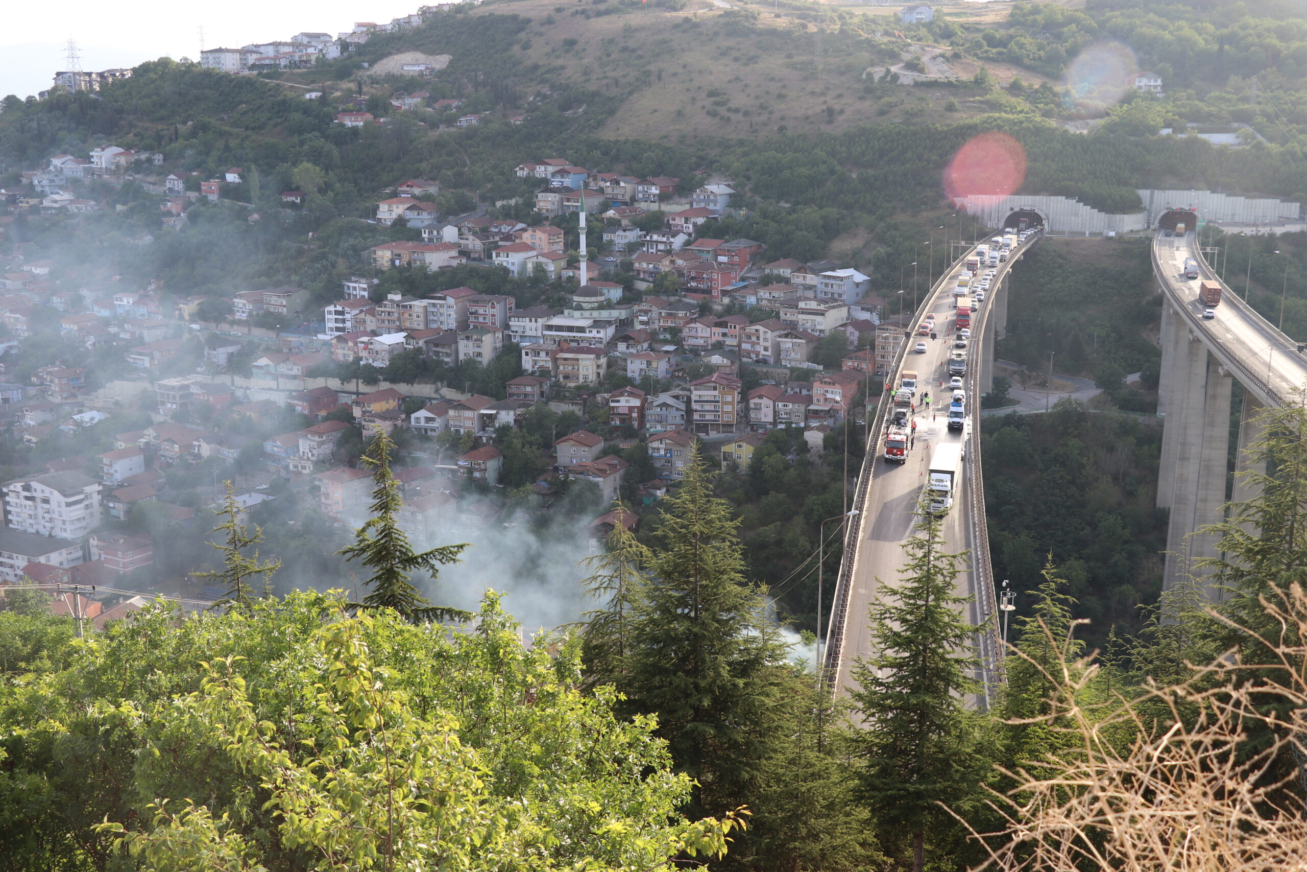 Anadolu Otoyolu’nda otomobilde çıkan yangın ulaşımı aksattı