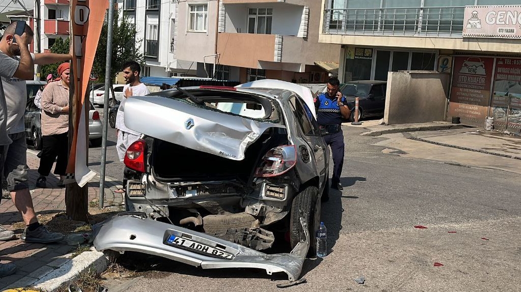 Kocaeli’de kazaya karışan otomobil yayalara çarptı, 4 kişi yaralandı