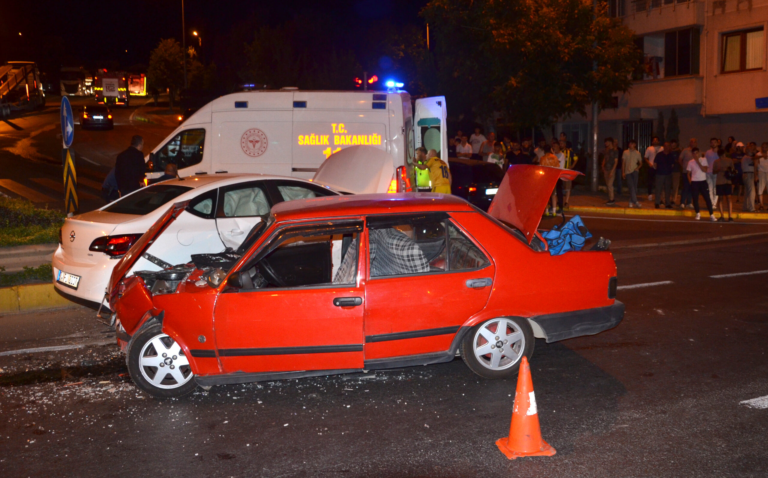 Kocaeli’de iki otomobilin çarpıştığı kazada 6 kişi yaralandı