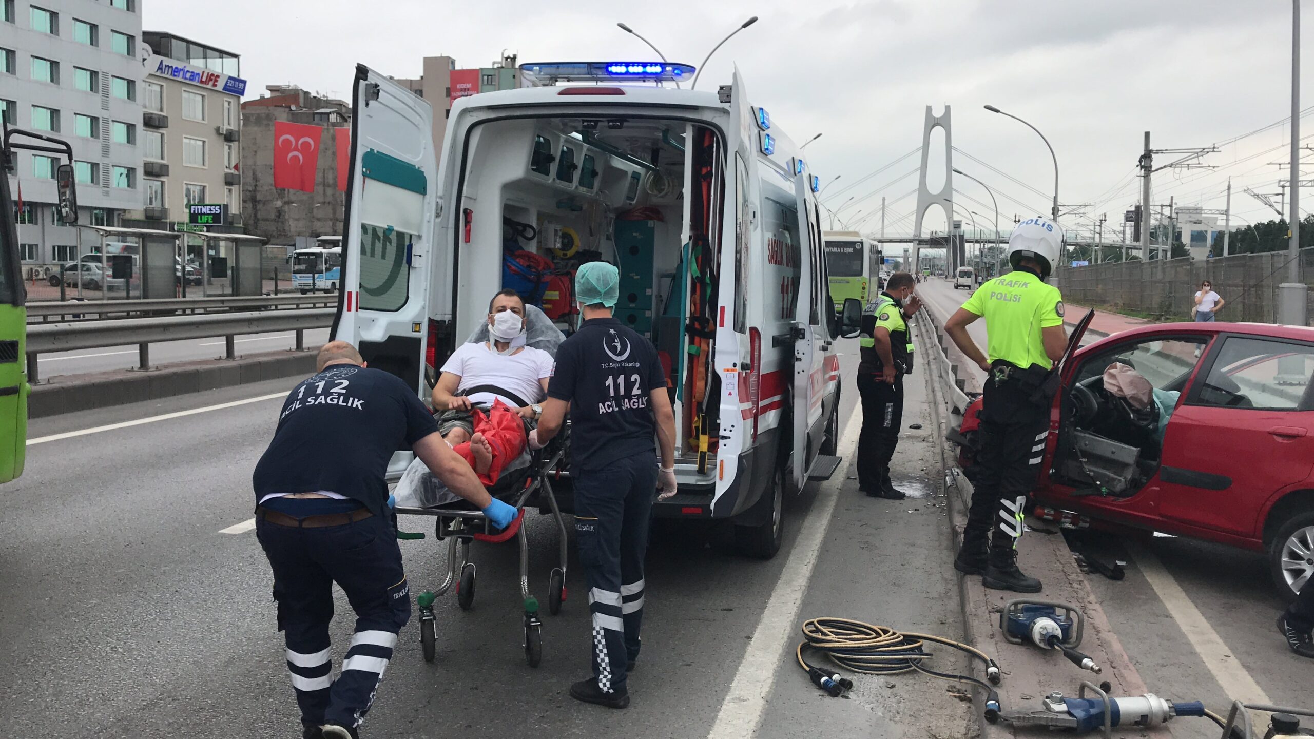 Kocaeli’de bariyerin saplandığı otomobildeki çift yaralandı