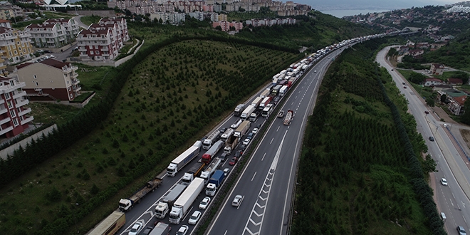 TEM’de trafik kazası: 2 ölü, 3 yaralı