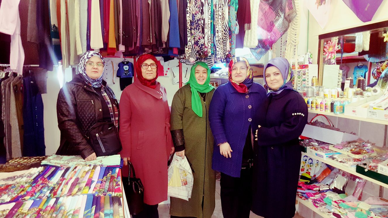 AK Parti’li kadınlar saha çalışması yaptı