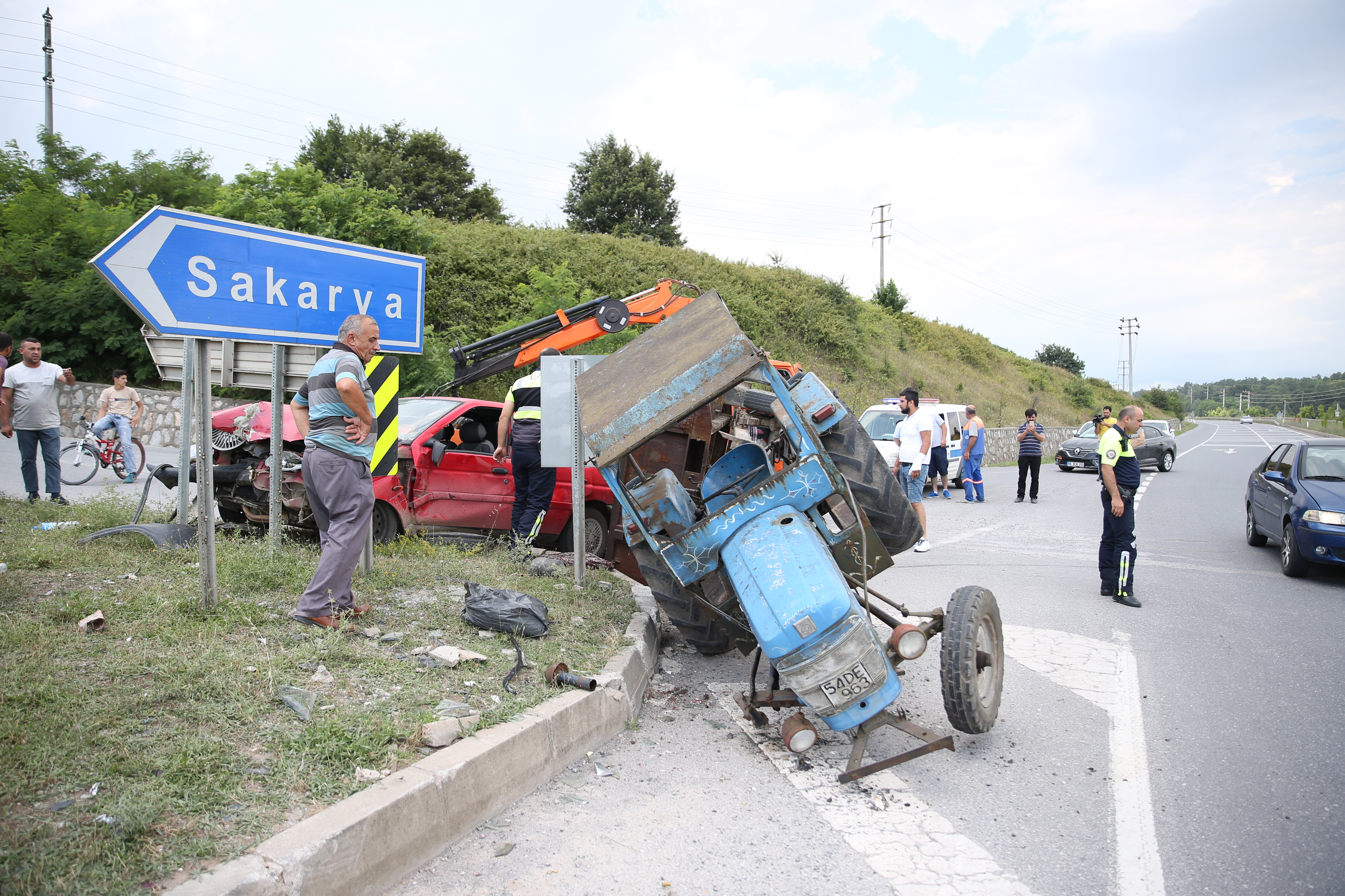 Sakarya’da traktörle otomobil çarpıştı: 7 yaralı