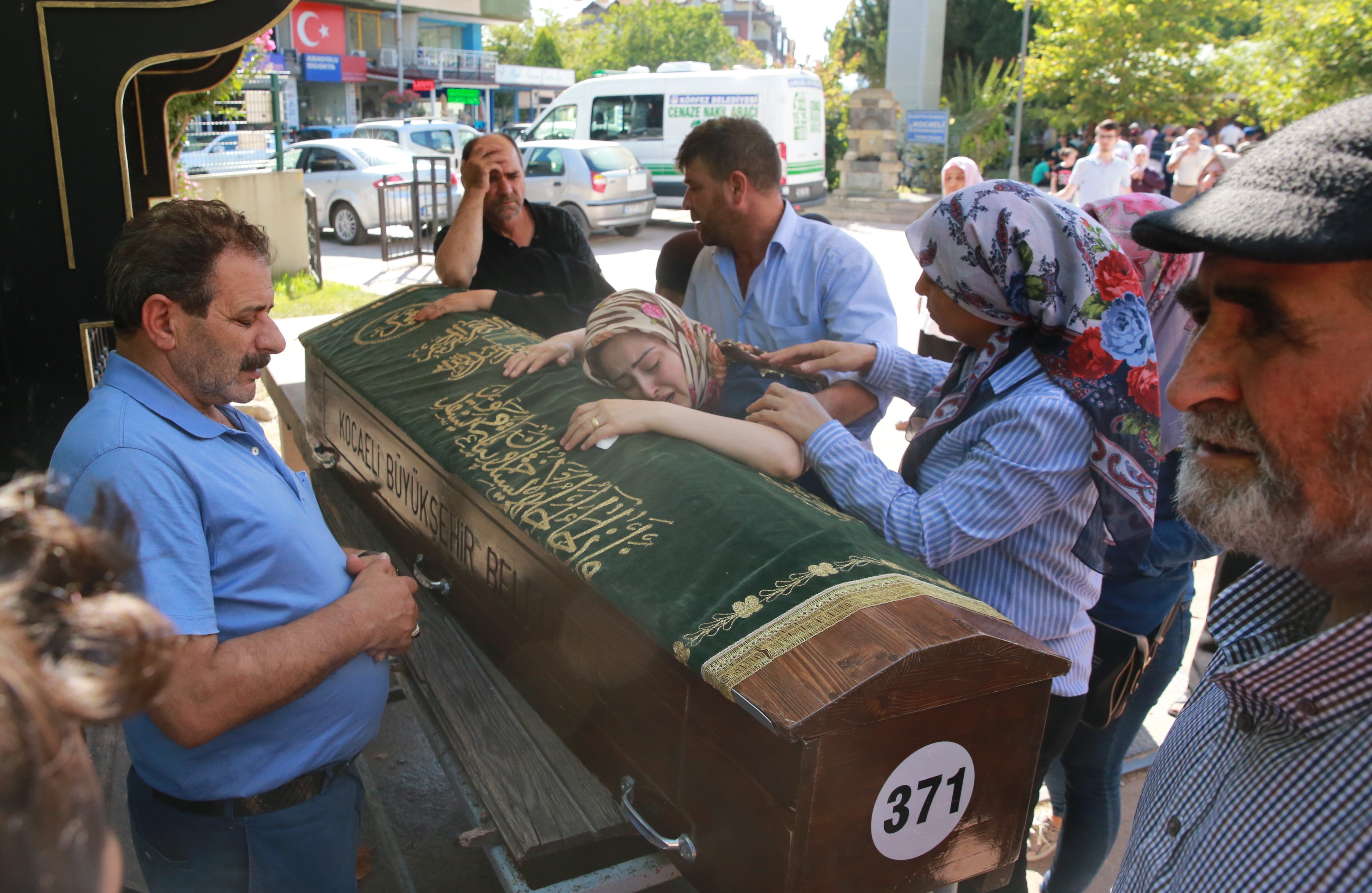 Kocaeli’de 5. kattan düşen kişi öldü