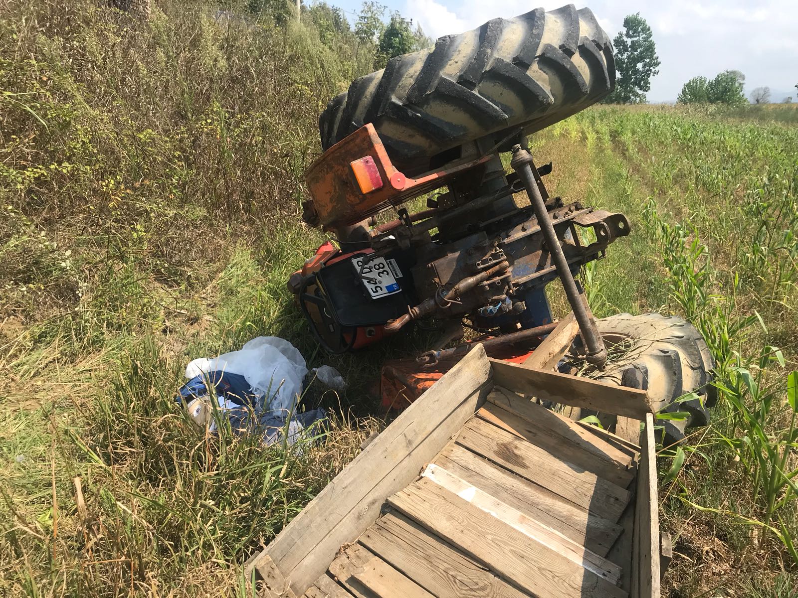 Sakarya’da traktör devrildi: 1 ölü