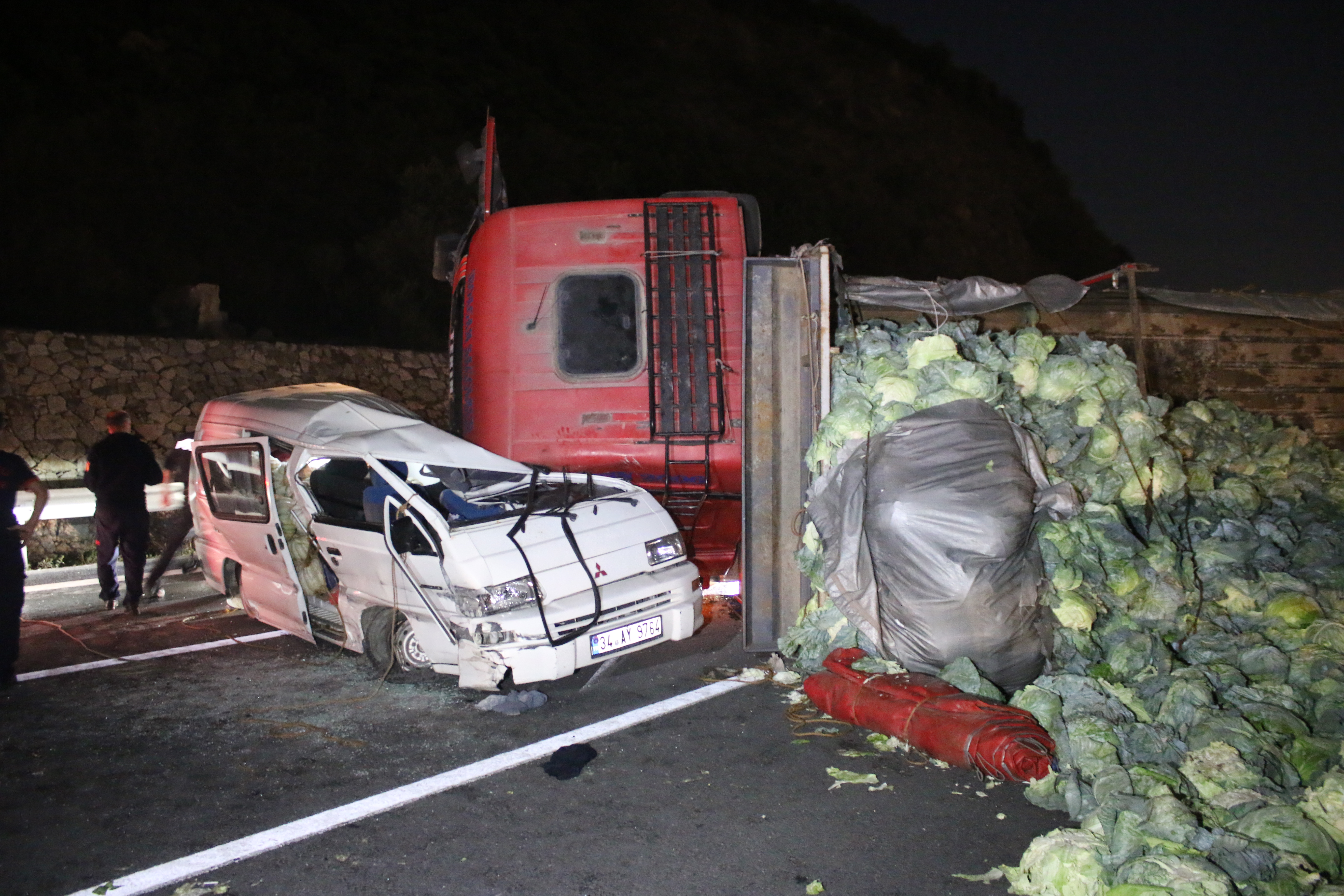 Anadolu Otoyolu’nda sebze yüklü kamyon minibüsün üzerine devrildi