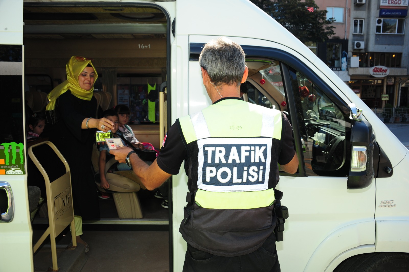 Kocaeli’de okul çevreleri ve servis araçları denetlendi