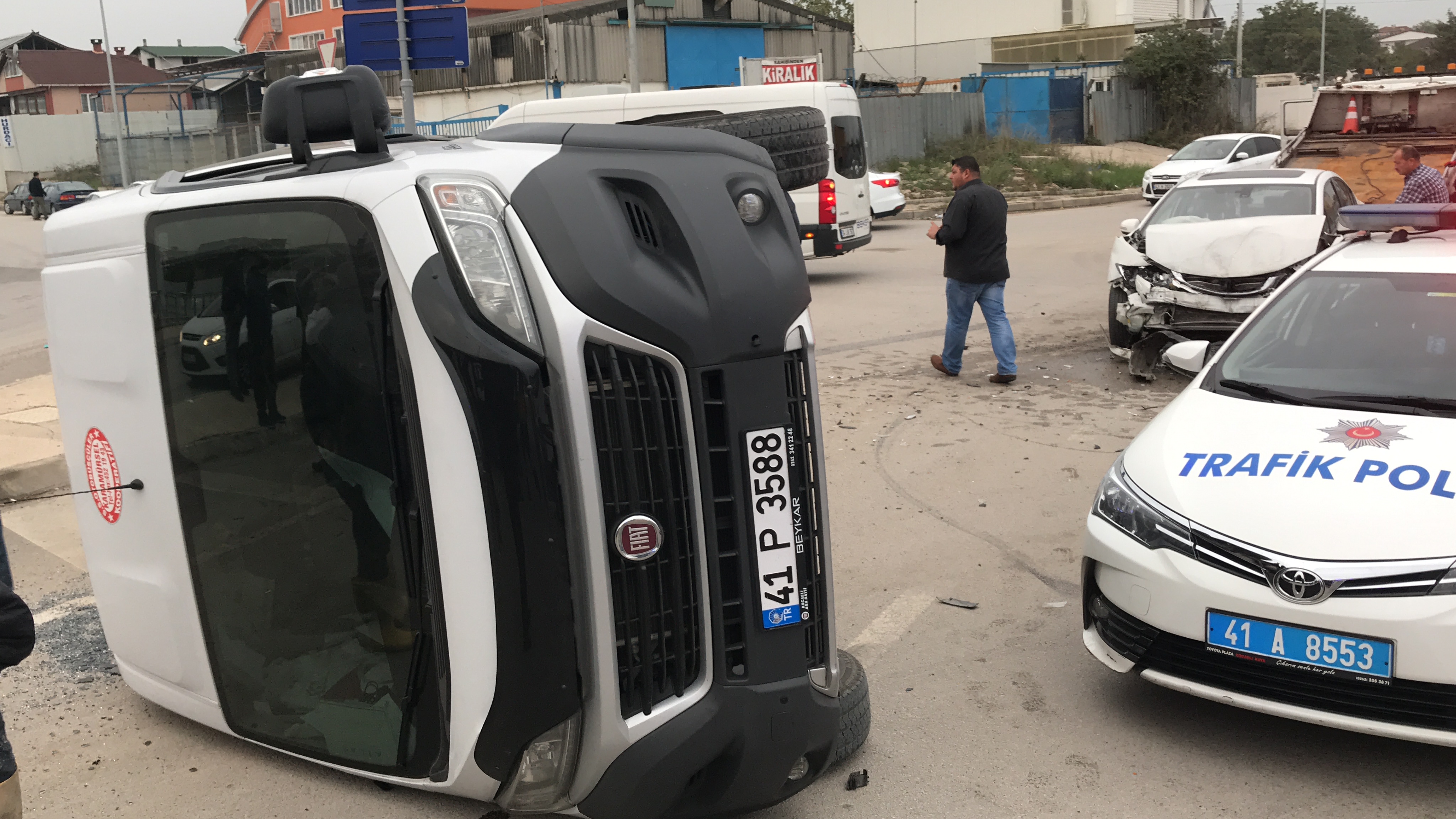 Kocaeli’de işçi servisi ile otomobil çarpıştı: 16 yaralı