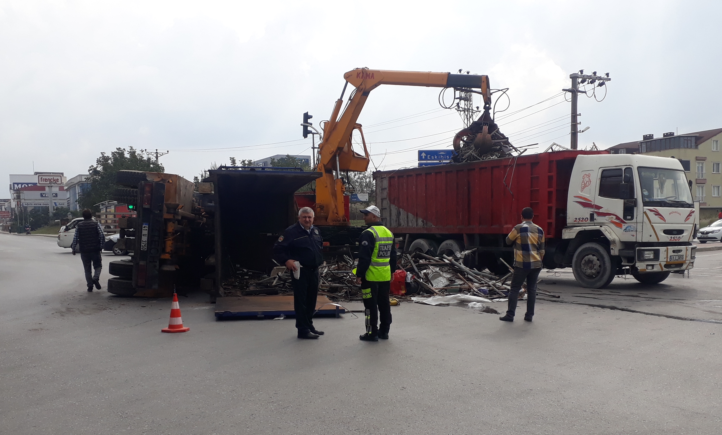 Gebze ilçesinde hurda yüklü kamyon devrildi.