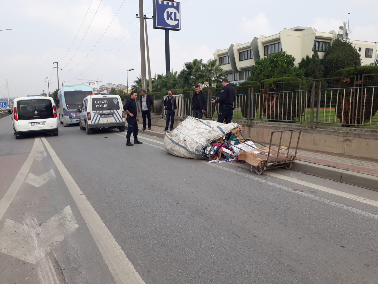 Gebze’de minibüs yayaya çarptı: 1 yaralı