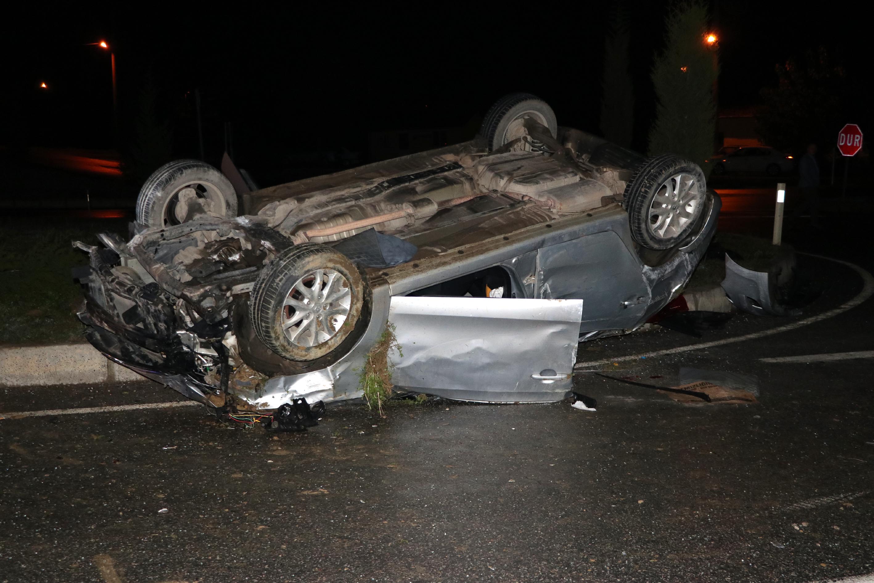 Sakarya’da refüje çarpan otomobil devrildi: 1 ölü