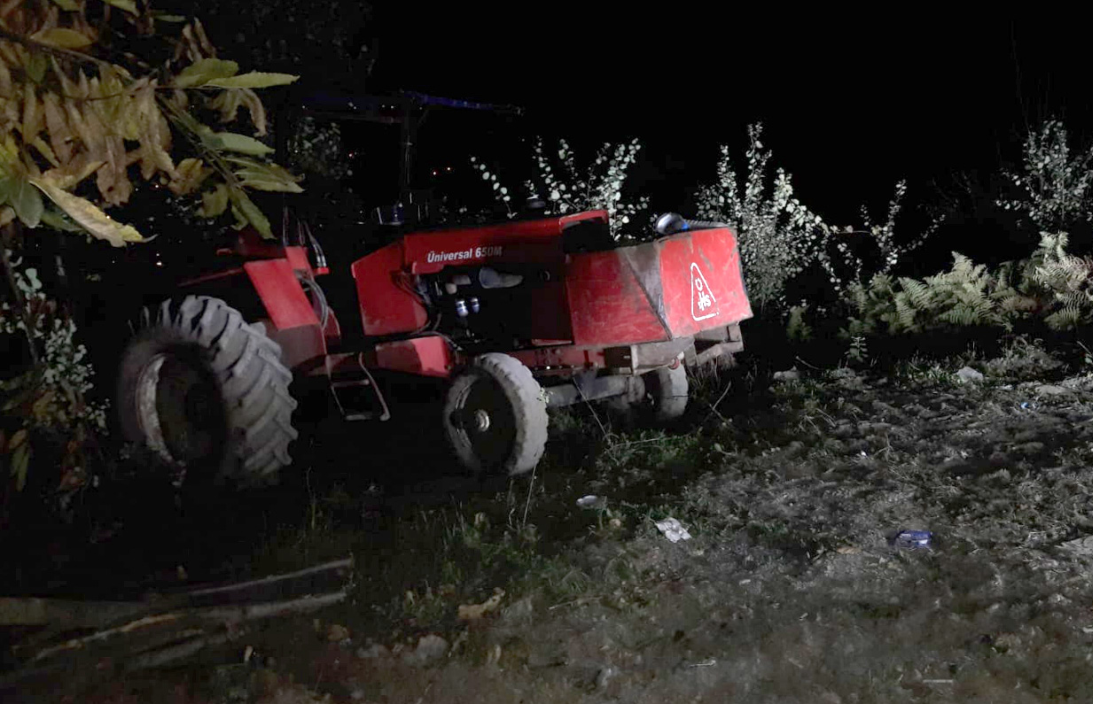 Devrilen traktörün altında kalan çift hayatını kaybetti