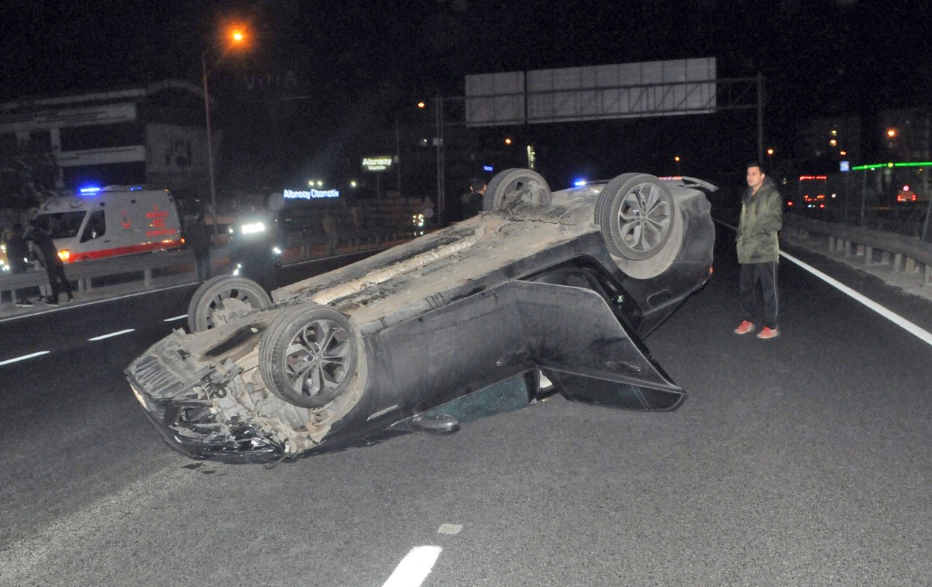 Kaza yapan sürücü otomobilini terk etti