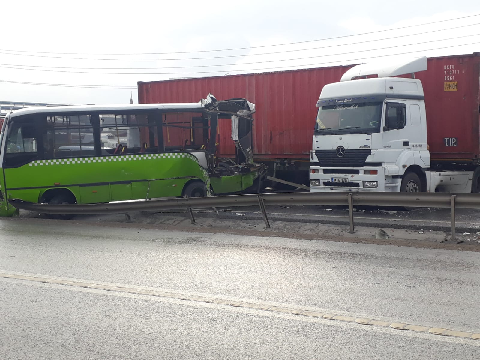 Gebze’de tır ile midibüs çarpıştı: 9 yaralı