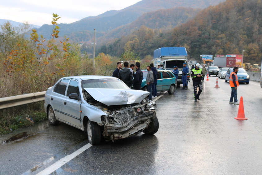 Sakarya’da zincirleme trafik kazası: 3 yaralı