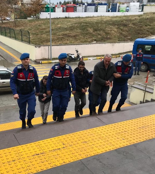 Jandarmayı görünce uyuşturucu hapları sobaya attılar