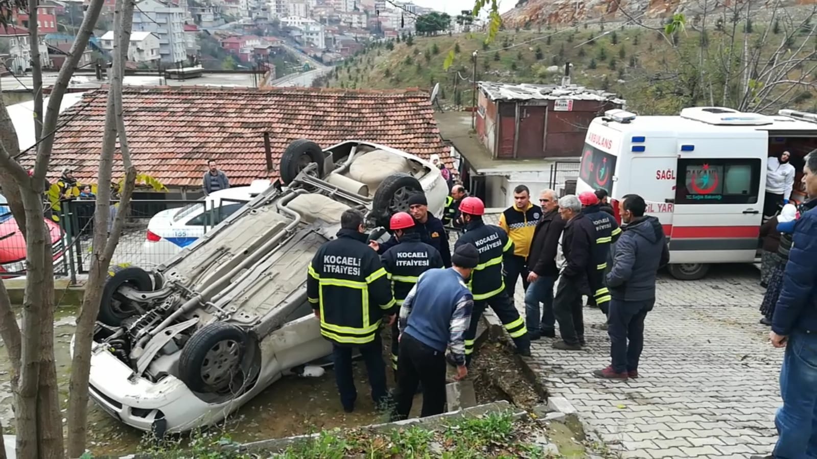 Gebze’de otomobil evin bahçesine devrildi