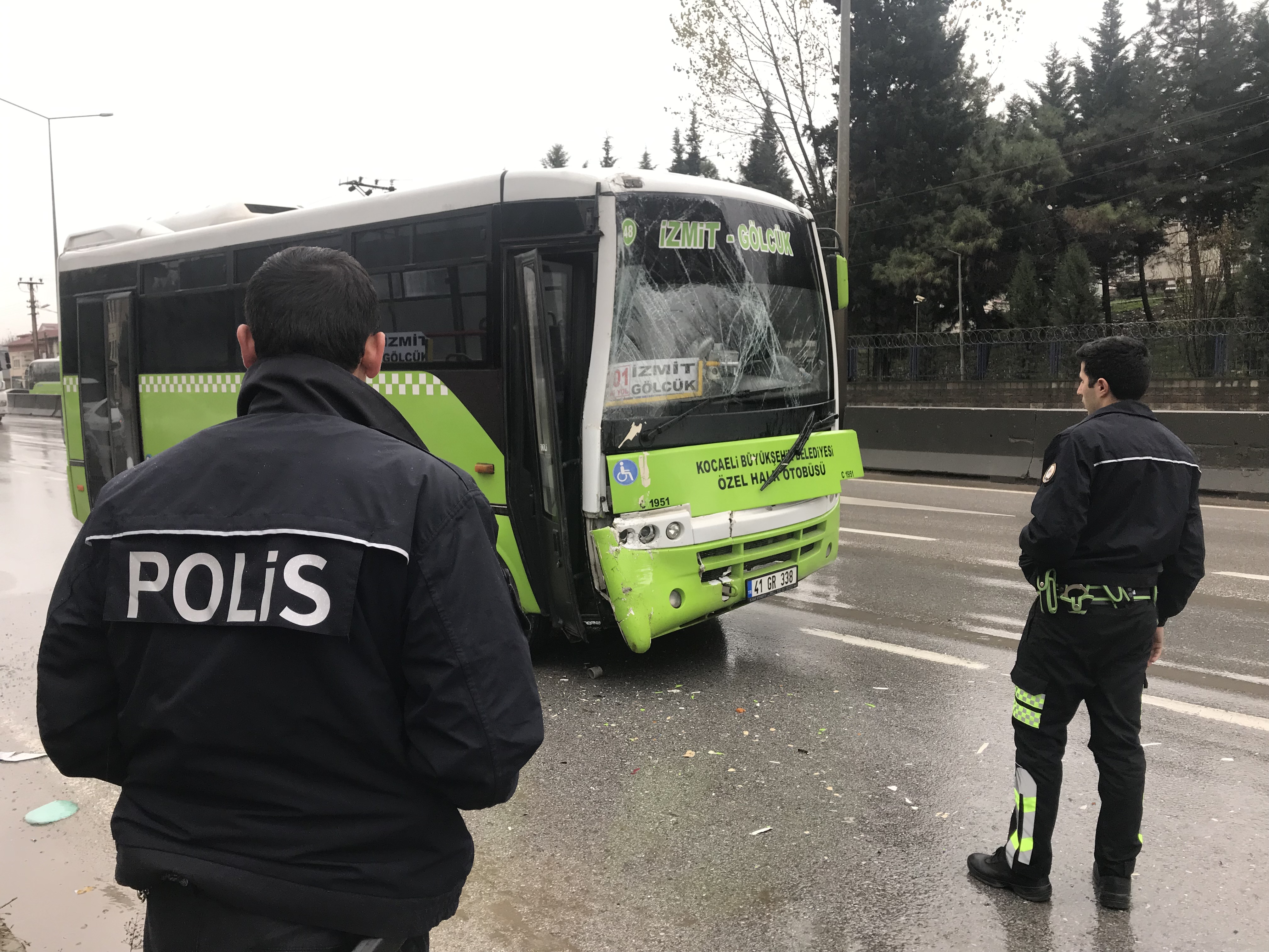 Kocaeli’de 2 yolcu midibüsü çarpıştı: 4 yaralı