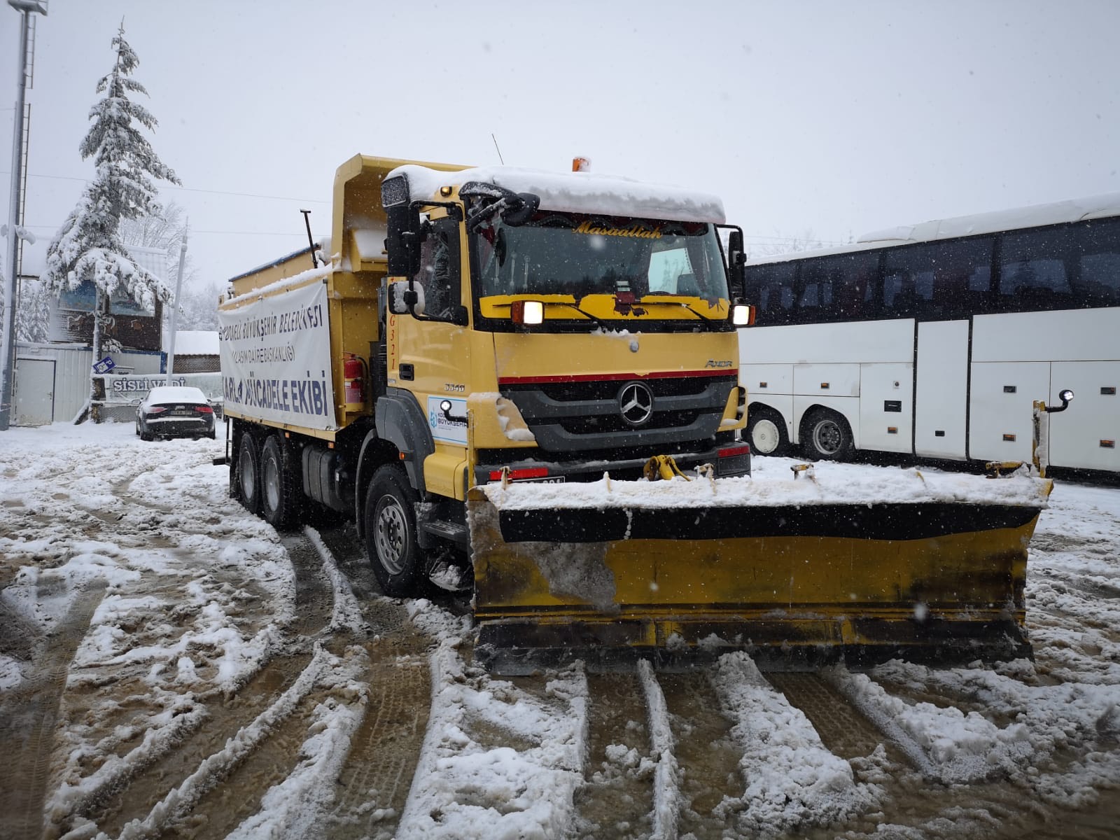 Kartepe’de kar kalınlığı 81 santimetreye ulaştı