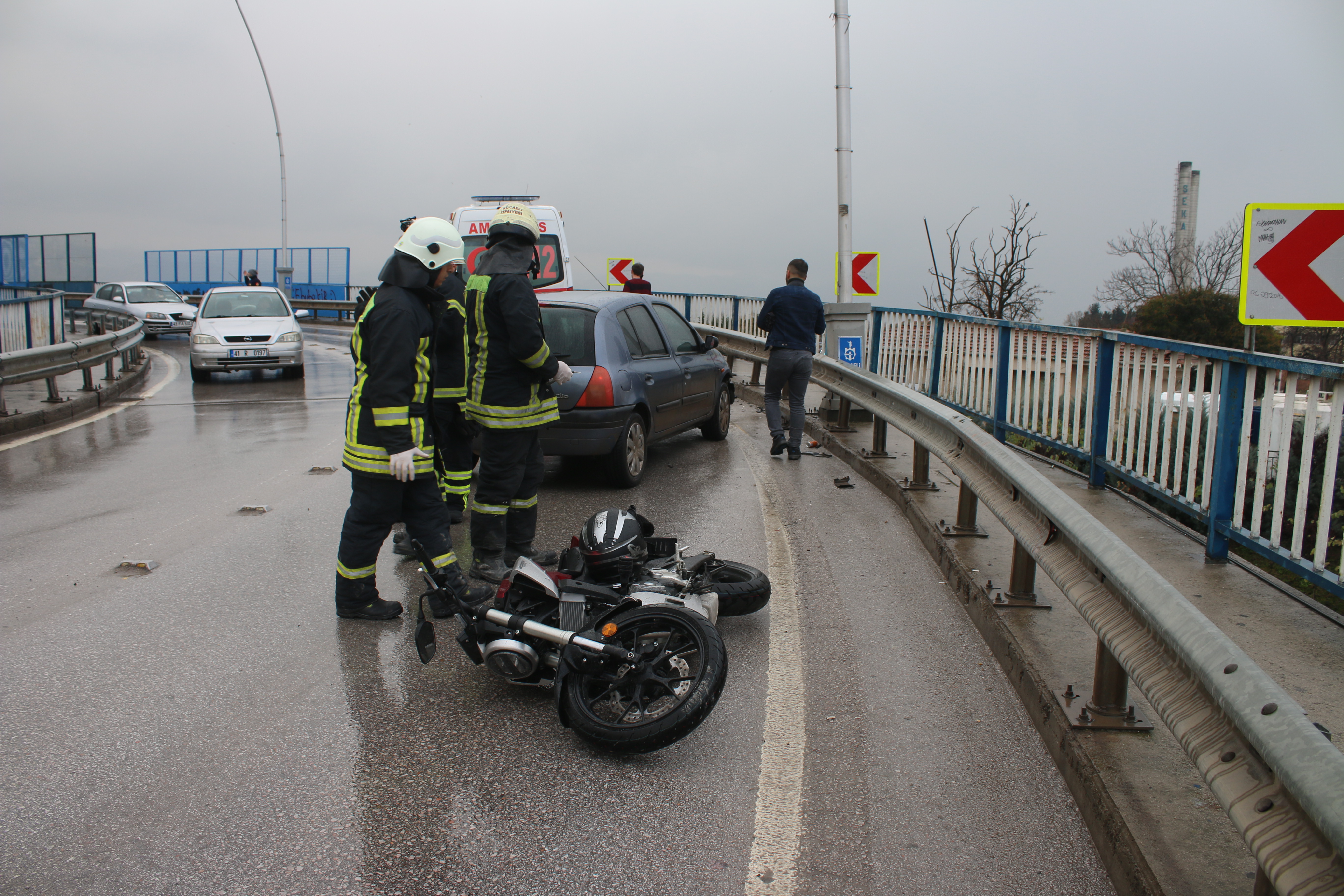 Otomobille çarpışan motosikletin sürücüsü yaralandı