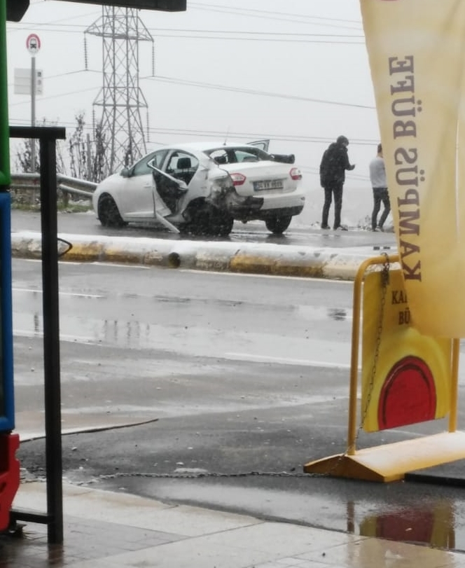 Kaza yapan otomobilden fırlayan genç kız öldü