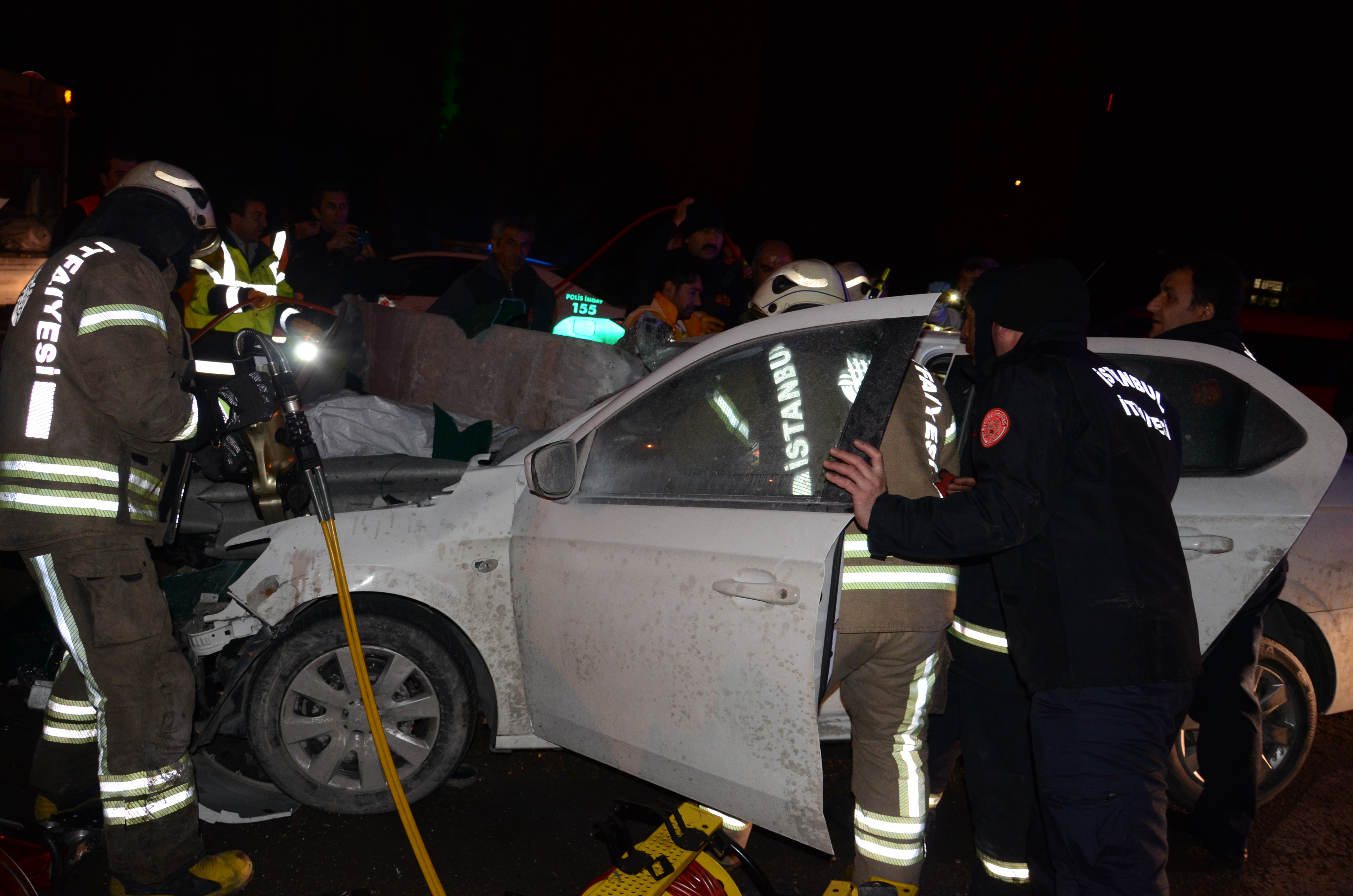 Kocaeli’de otomobil bariyerlere çarptı: 2 yaralı