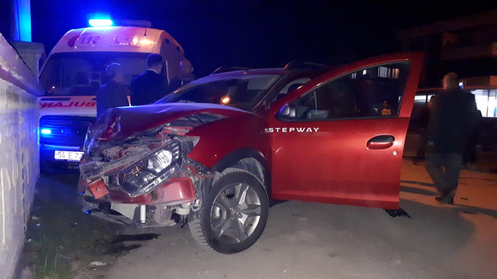 Sakarya’da ambulans ile otomobil çarpıştı: 2 yaralı