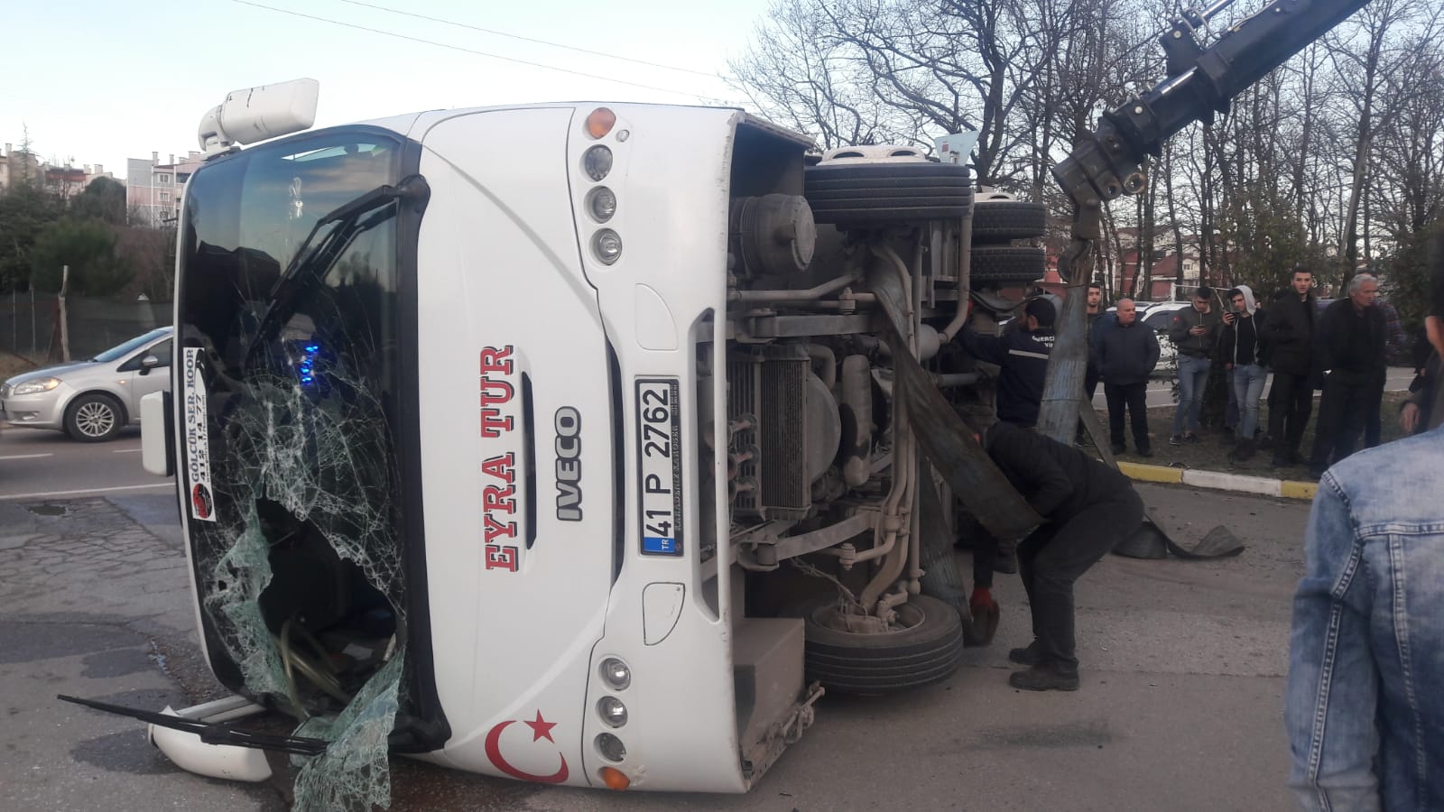 Kocaeli’de işçi servisi ile hafif ticari araç çarpıştı: 6 yaralı