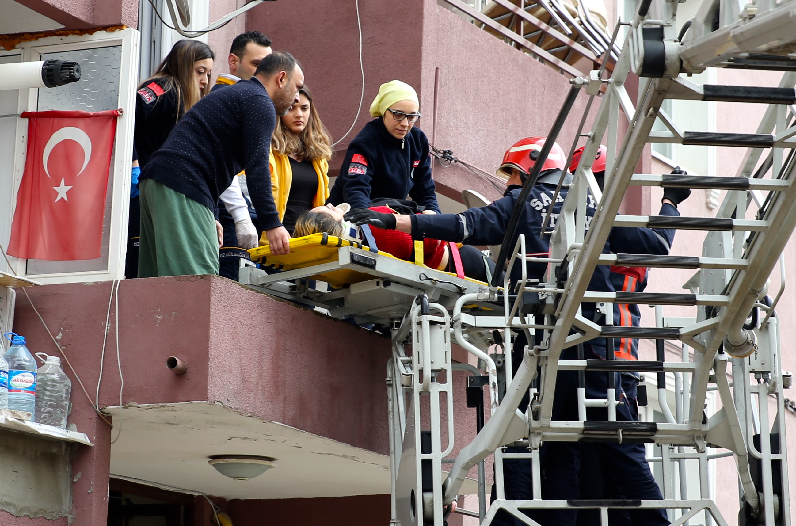 Sakarya’da apartmanın 4. katından düşen kadın yaralandı