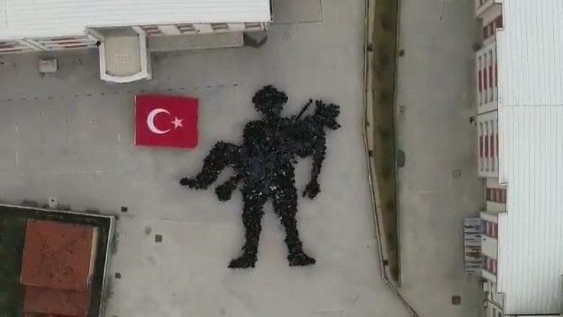 Öğrenciler bedenleriyle “Mehmetçik’e Saygı Anıtı” oluşturdu