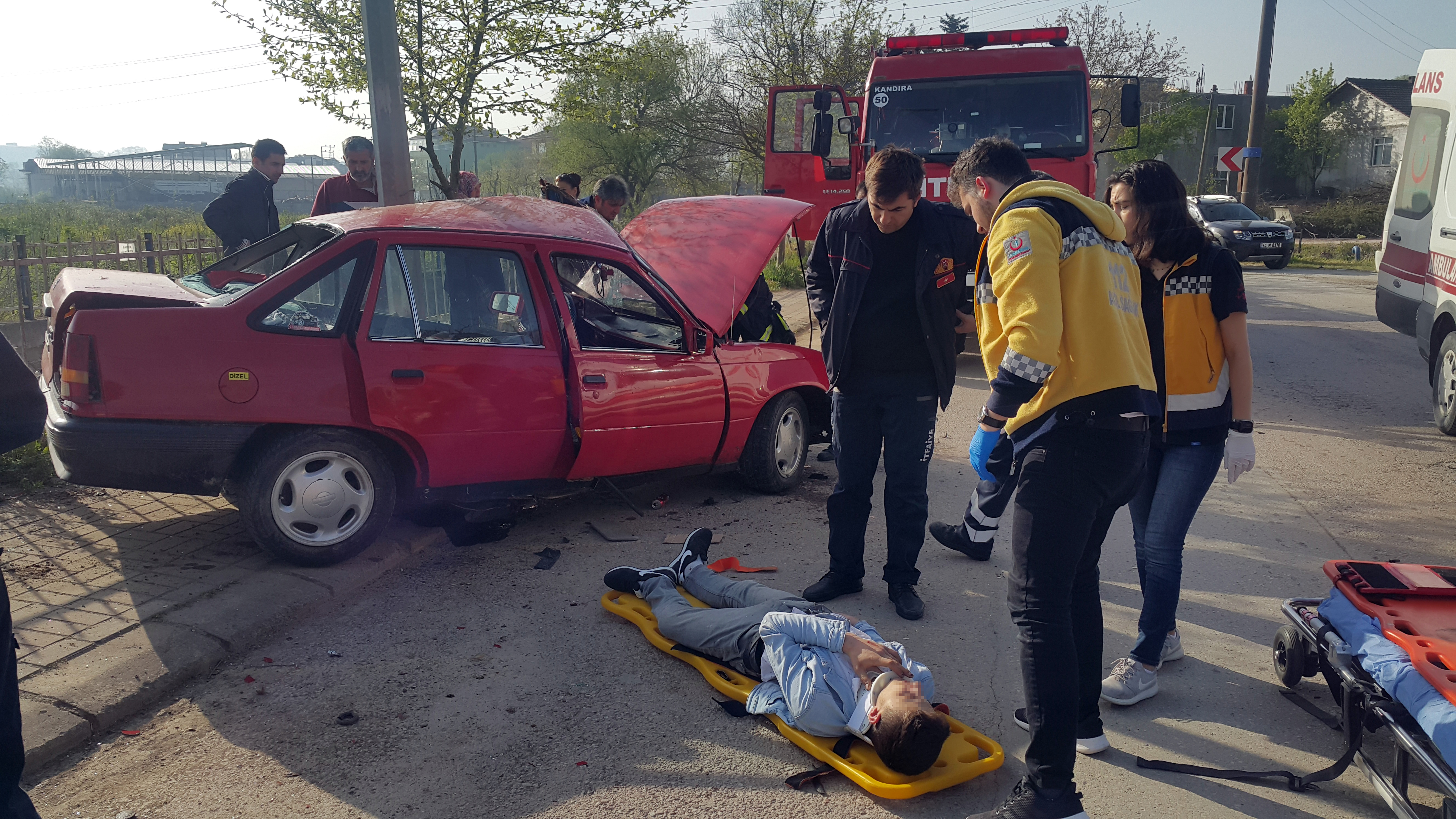 Aydınlatma direğine çarpan otomobilin sürücüsü yaralandı