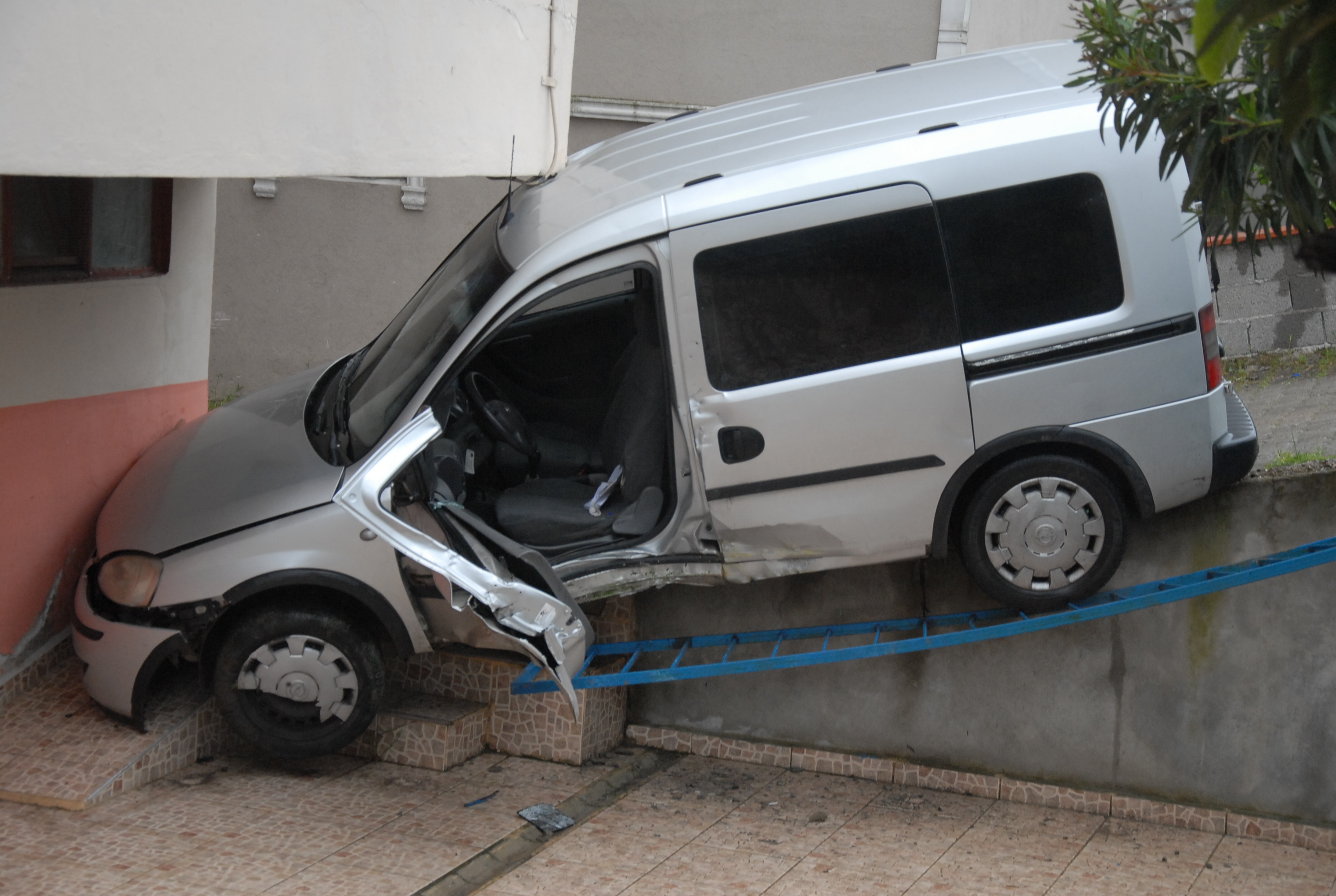 Bariyerleri aşıp binaya çarpan aracın sürücüsü yaralandı